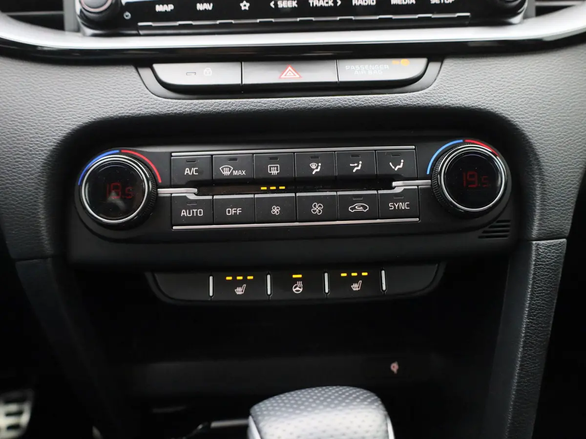 1.5 T-GDi GT-Line | CAMERA | STOEL-STUUR VERWARMING | CLIMATE CONTROL | ELEK.KOFFERBAK | LMV | DIGITAAL DASHBOARD | KEYLESS | HALF-LEDER | LED |
