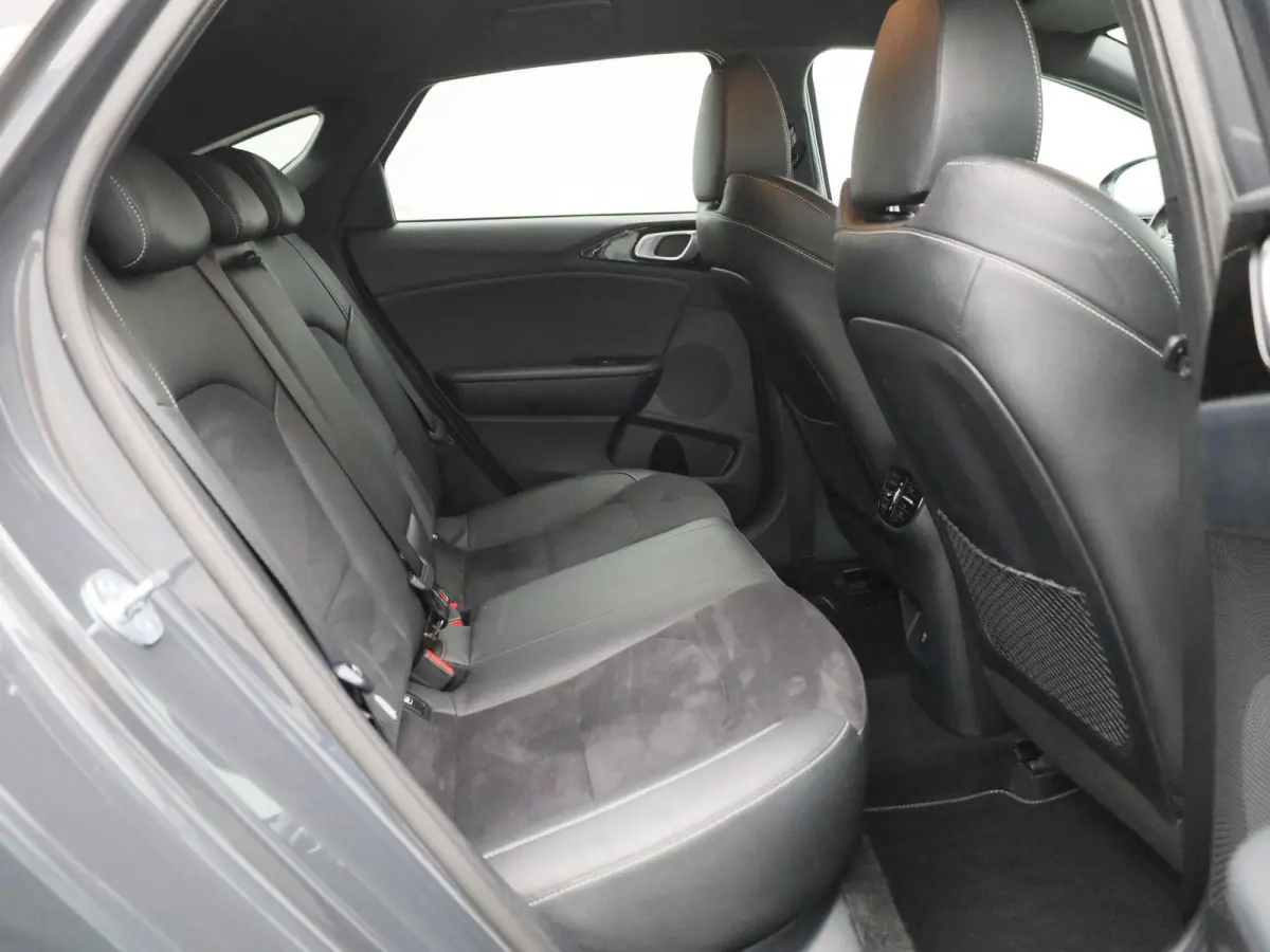 1.5 T-GDi GT-Line | CAMERA | STOEL-STUUR VERWARMING | CLIMATE CONTROL | ELEK.KOFFERBAK | LMV | DIGITAAL DASHBOARD | KEYLESS | HALF-LEDER | LED |
