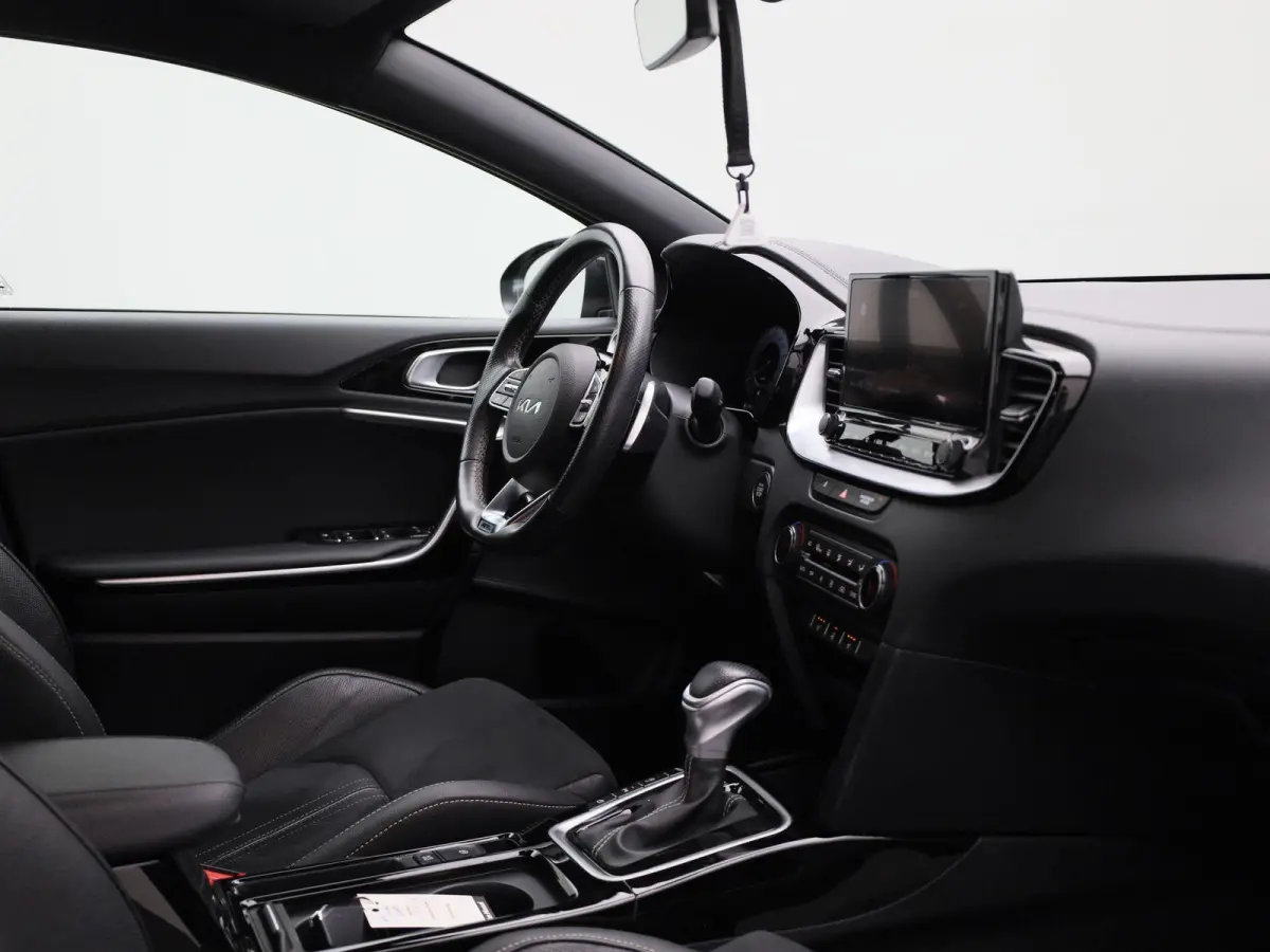 1.5 T-GDi GT-Line | CAMERA | STOEL-STUUR VERWARMING | CLIMATE CONTROL | ELEK.KOFFERBAK | LMV | DIGITAAL DASHBOARD | KEYLESS | HALF-LEDER | LED |
