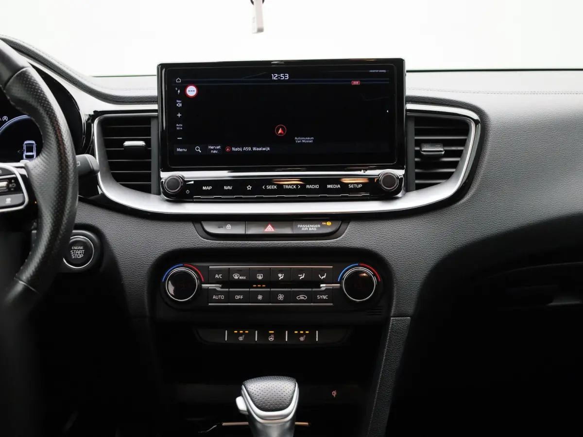 1.5 T-GDi GT-Line | CAMERA | STOEL-STUUR VERWARMING | CLIMATE CONTROL | ELEK.KOFFERBAK | LMV | DIGITAAL DASHBOARD | KEYLESS | HALF-LEDER | LED |