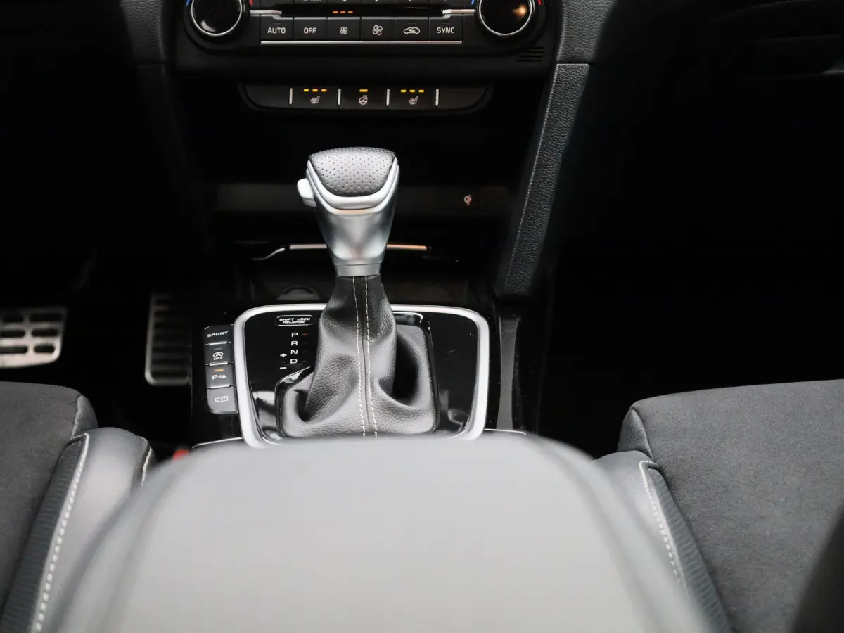 1.5 T-GDi GT-Line | CAMERA | STOEL-STUUR VERWARMING | CLIMATE CONTROL | ELEK.KOFFERBAK | LMV | DIGITAAL DASHBOARD | KEYLESS | HALF-LEDER | LED |