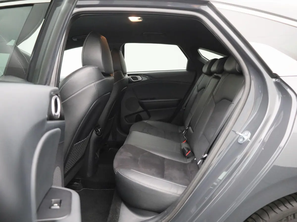 1.5 T-GDi GT-Line | CAMERA | STOEL-STUUR VERWARMING | CLIMATE CONTROL | ELEK.KOFFERBAK | LMV | DIGITAAL DASHBOARD | KEYLESS | HALF-LEDER | LED |