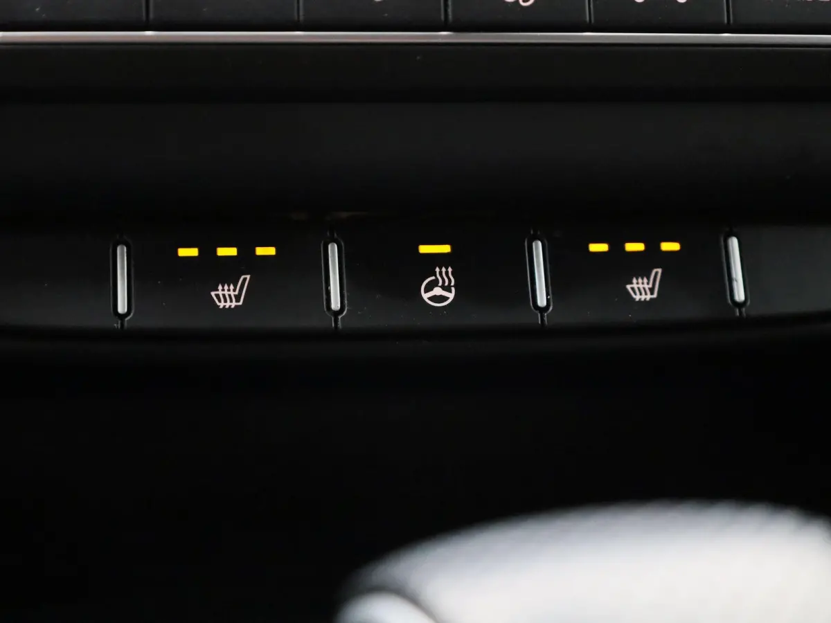 1.5 T-GDi GT-Line | CAMERA | STOEL-STUUR VERWARMING | CLIMATE CONTROL | ELEK.KOFFERBAK | LMV | DIGITAAL DASHBOARD | KEYLESS | HALF-LEDER | LED |