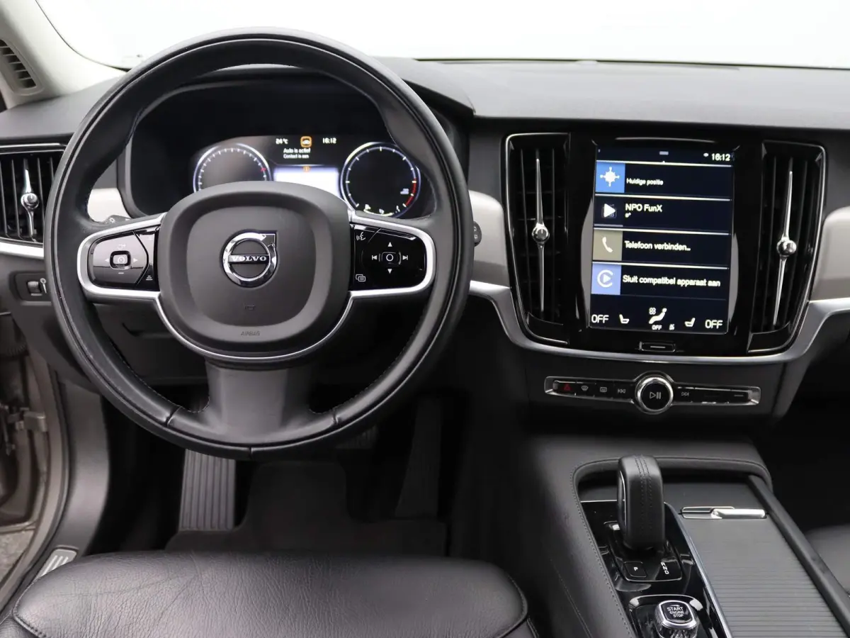 2.0 B4 Momentum Pro | Leder | Wegklapbare-Trekhaak | Stoel + Stuurverwarming | Adaptive Cruise Control |  360 Camera | Elektrische Achterklep | 18 inch | Dodehoekdetectie | Keyless |