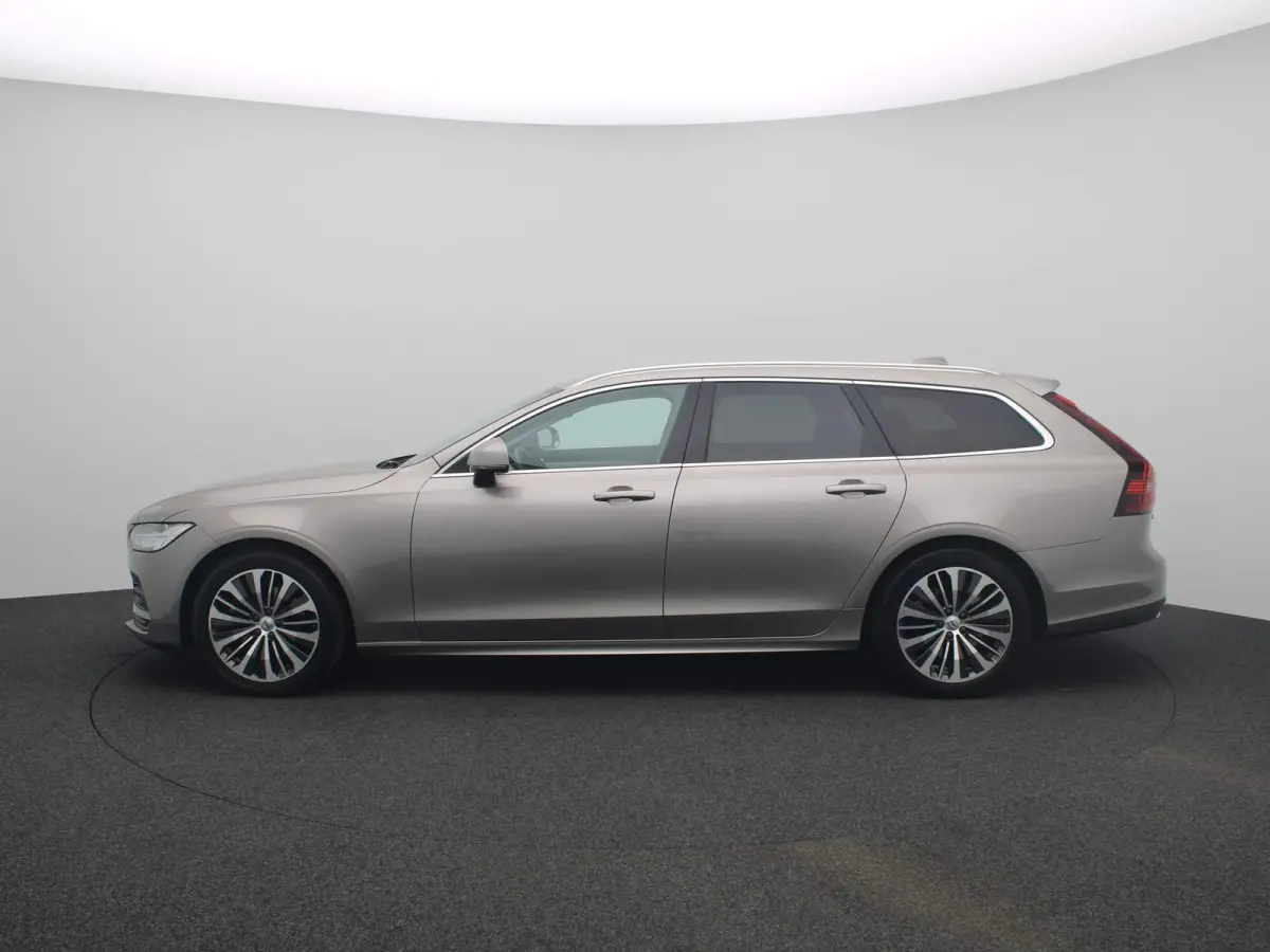 2.0 B4 Momentum Pro | Leder | Wegklapbare-Trekhaak | Stoel + Stuurverwarming | Adaptive Cruise Control |  360 Camera | Elektrische Achterklep | 18 inch | Dodehoekdetectie | Keyless |