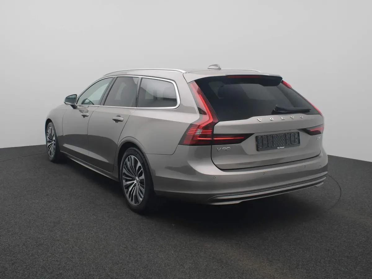 2.0 B4 Momentum Pro | Leder | Wegklapbare-Trekhaak | Stoel + Stuurverwarming | Adaptive Cruise Control |  360 Camera | Elektrische Achterklep | 18 inch | Dodehoekdetectie | Keyless |