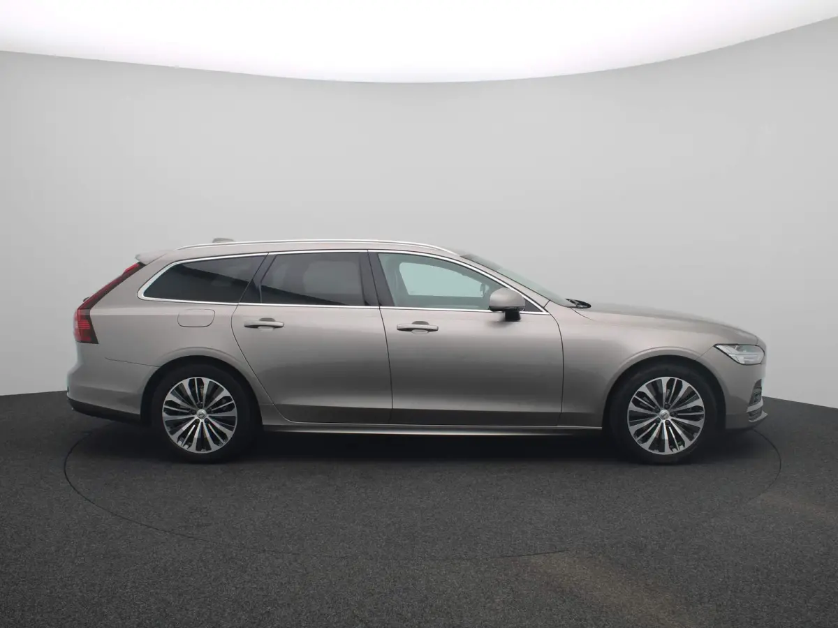 2.0 B4 Momentum Pro | Leder | Wegklapbare-Trekhaak | Stoel + Stuurverwarming | Adaptive Cruise Control |  360 Camera | Elektrische Achterklep | 18 inch | Dodehoekdetectie | Keyless |