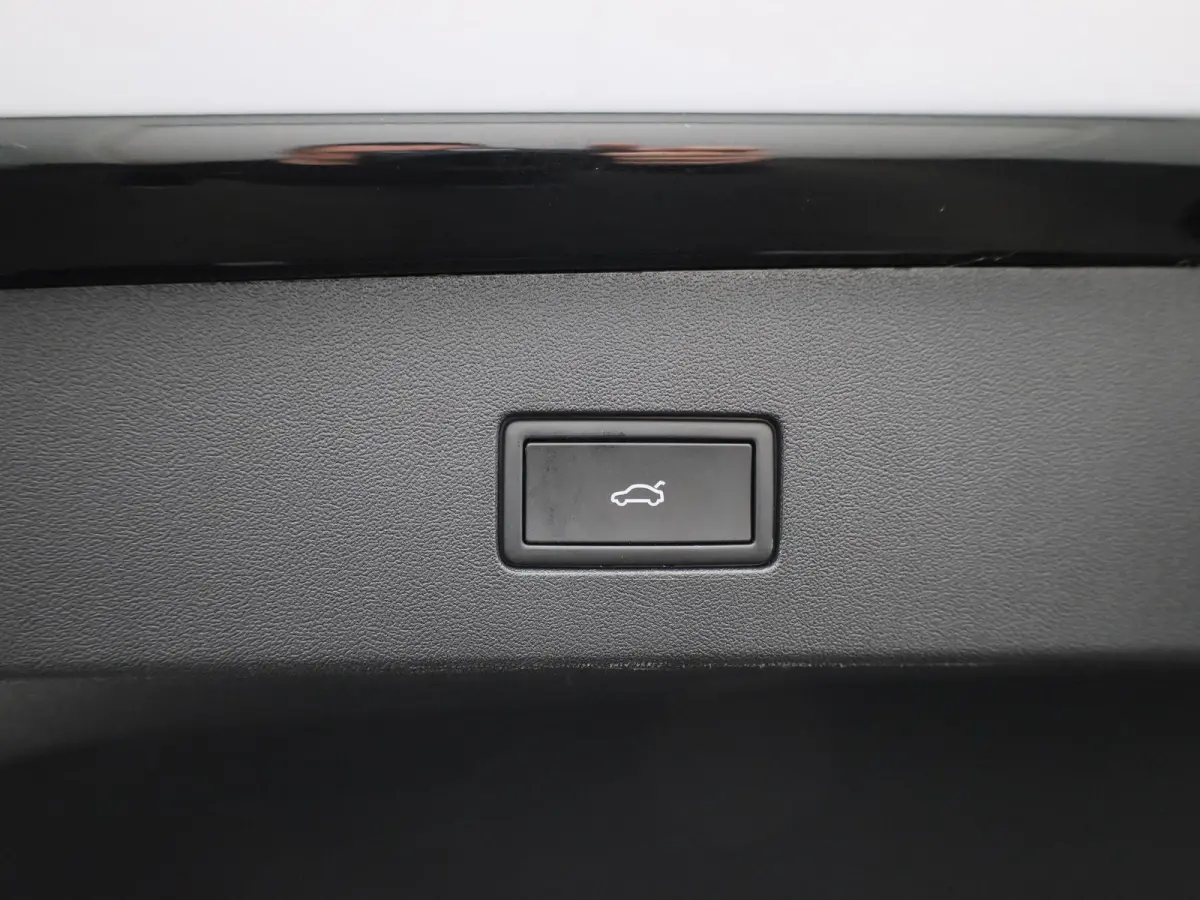 1.5 eHybrid Elegance 272 PK| Trekhaak | LED Matrix | 360 Camera | Stoelverwarming Voor & Achter | Verwarmbare Voorruit | Achterklep Elektrisch