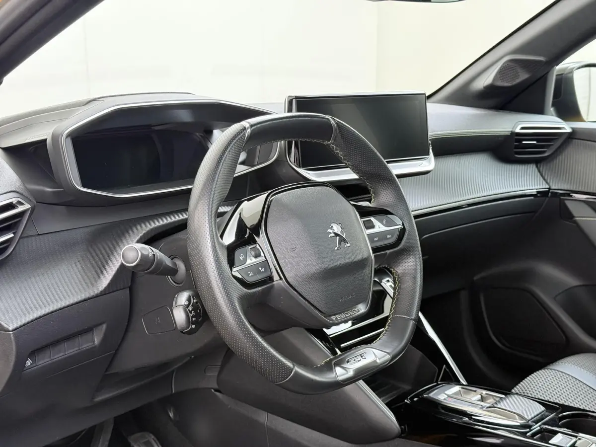 GT 50 kWh 136pk | Navigatie | Panorama dak | Stoelverwarming | Camera achter | 17 inch lichtmetalen velgen | Cruise control | Apple Carplay en Android auto