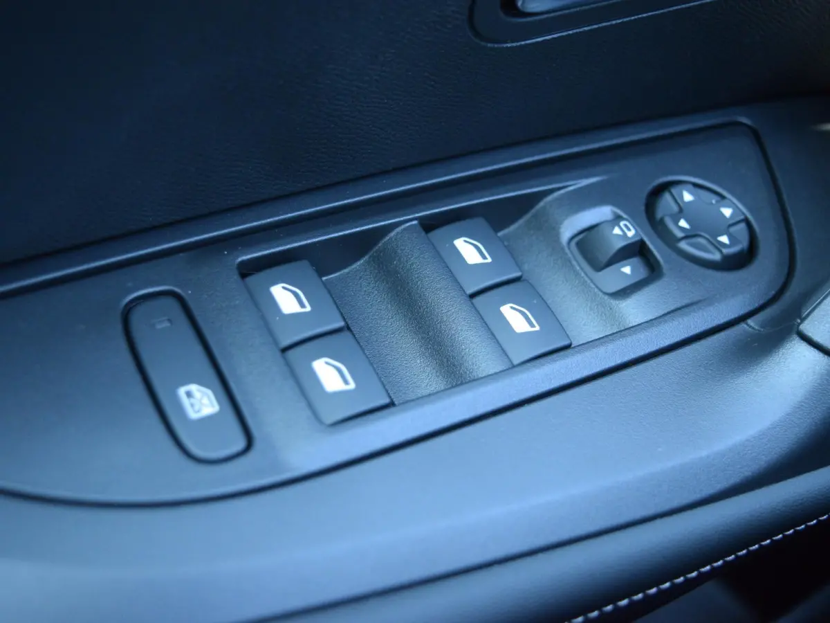 1.2 Hybrid 145 Allure l Adaptief cruise control l Navigatie l 360 camera
