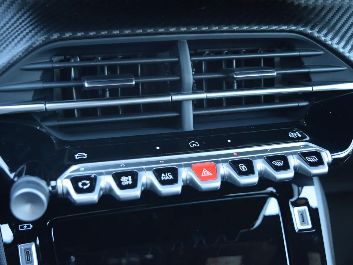 1.2 Hybrid 145 Allure l Adaptief cruise control l Navigatie l 360 camera