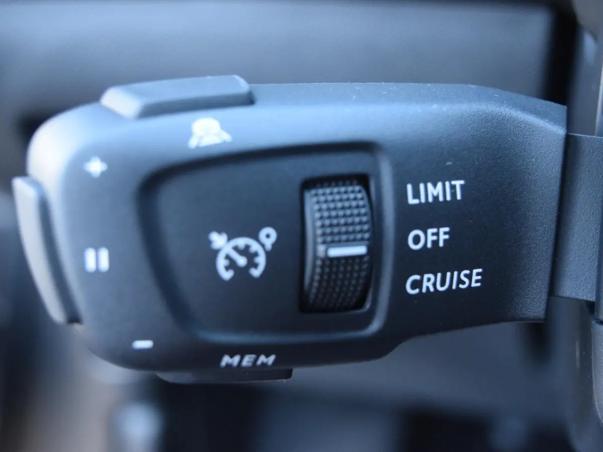 1.2 Hybrid 145 Allure l  Adaptive cruise control l Navigatie l 360 camera