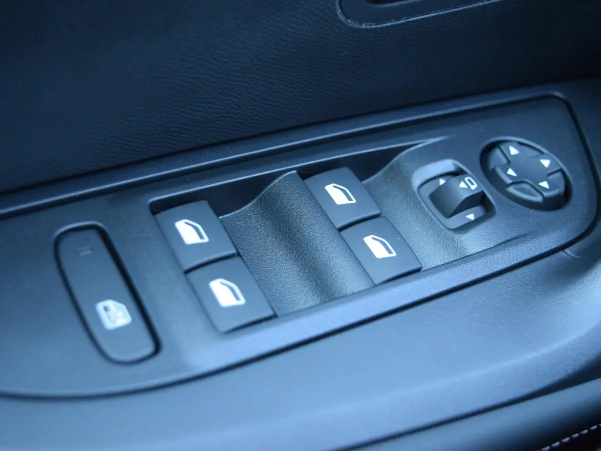 1.2 Hybrid 145 Allure l  Adaptive cruise control l Navigatie l 360 camera