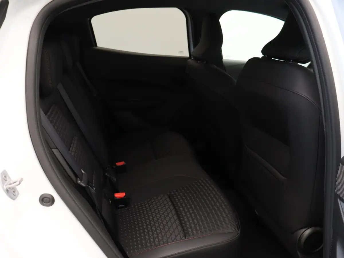 Hybrid 160pk techno | Vijf jaar garantie | Stoelverwarming | 360 graden camera | All season banden |