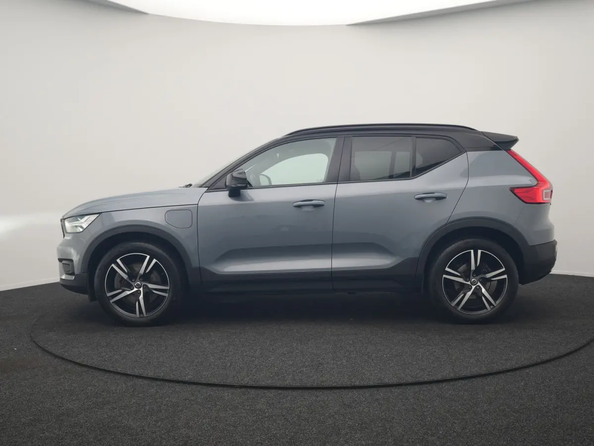 T5 R-Design PHEV 262pk Dealer O.H | Trekhaak Af Fabriek | Adaptive Cruise | Camera | Sportstoelen Memory & Verwarmd | Keyless | BLIS | Apple Carplay | Stuurverwarming | Pilot Assist | Virtua