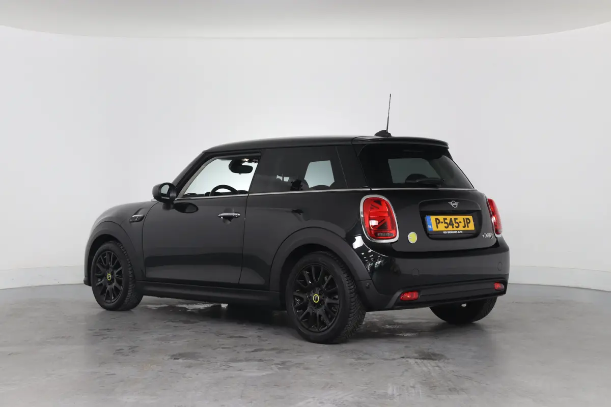 Yours 33 kWh | LED | Half Leder | Sportstoelen | Sfeerverlichting | Clima | Navi | Cruise Control | Keyless Start | Parkeersensoren | DAB |