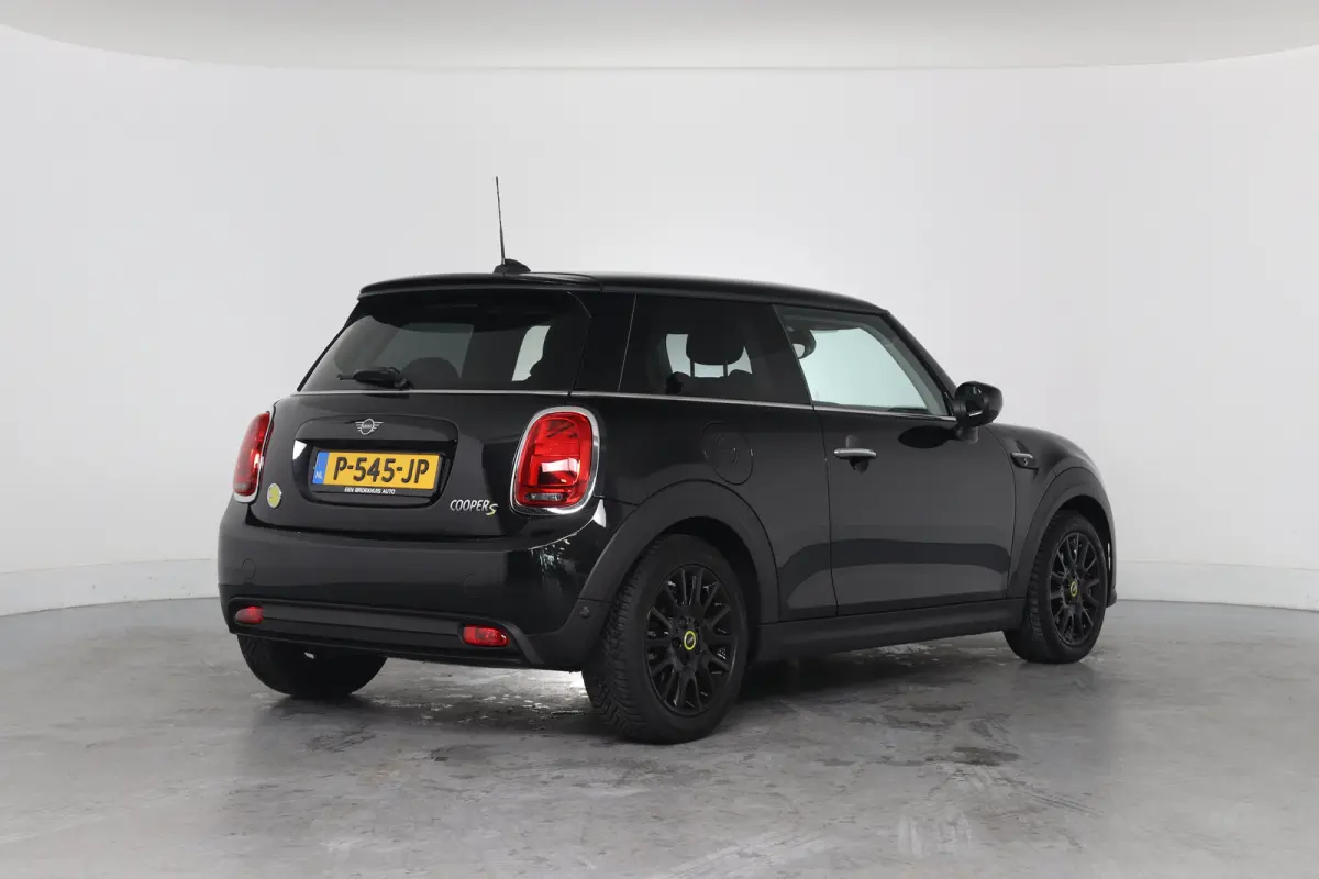 Yours 33 kWh | LED | Half Leder | Sportstoelen | Sfeerverlichting | Clima | Navi | Cruise Control | Keyless Start | Parkeersensoren | DAB |