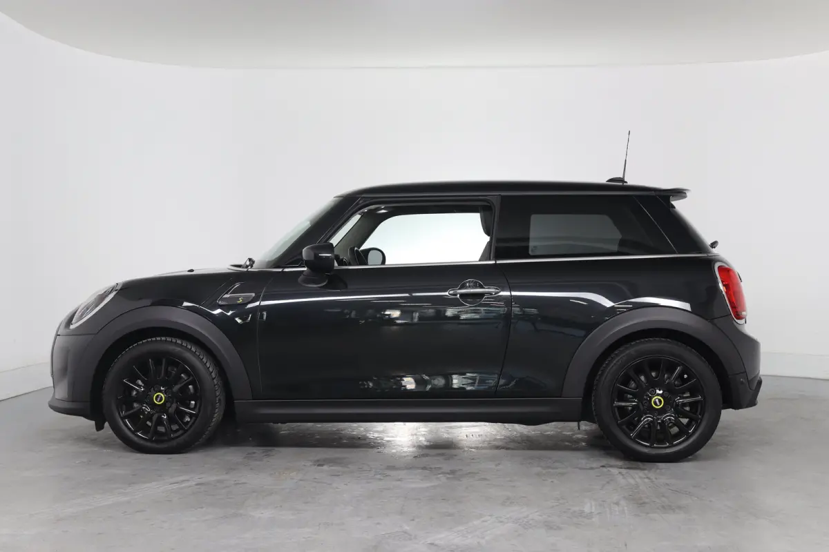 Yours 33 kWh | LED | Half Leder | Sportstoelen | Sfeerverlichting | Clima | Navi | Cruise Control | Keyless Start | Parkeersensoren | DAB |