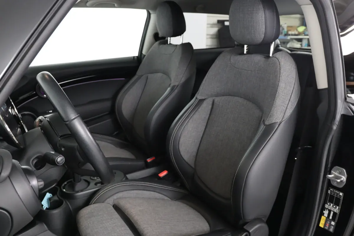 Yours 33 kWh | LED | Half Leder | Sportstoelen | Sfeerverlichting | Clima | Navi | Cruise Control | Keyless Start | Parkeersensoren | DAB |