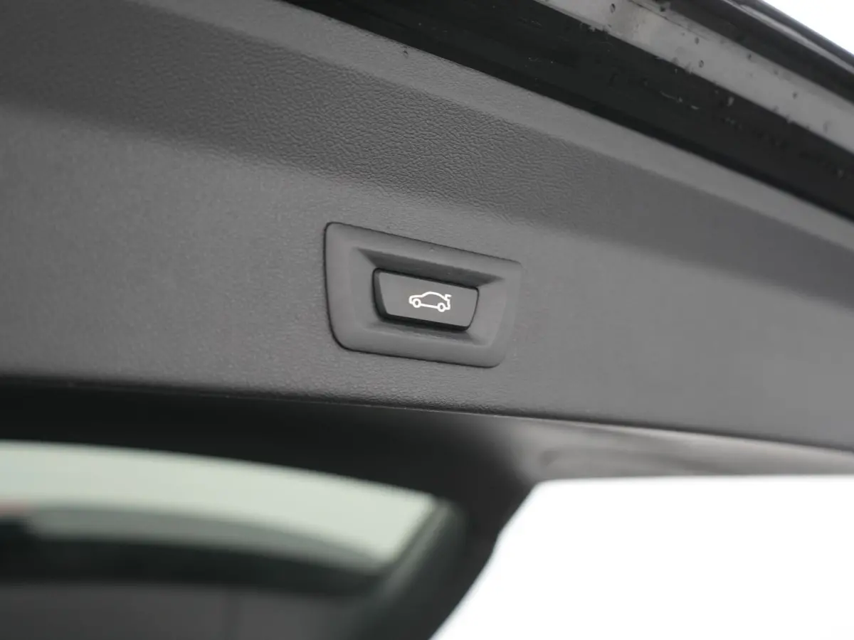 xDrive30e PHEV FACELIFT 293pk Dealer O.H | Trekhaak | Panodak | 360 Camera | Lederen Sportstoelen Verwarmd | Cruise Control | Apple Carplay | Virtual | Navigatie | DAB | 18"L.M | Plug In Hyb