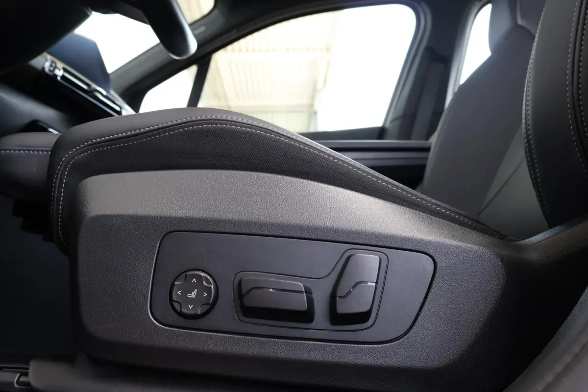 220i / M-Sport Pakket / Pano Dak / Elektr. Stoel / Stoelverwarming / Harman Kardon / Comforttoegang /