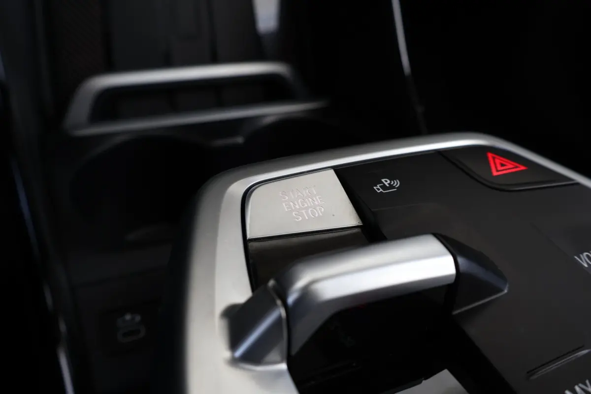 220i / M-Sport Pakket / Pano Dak / Elektr. Stoel / Stoelverwarming / Harman Kardon / Comforttoegang /