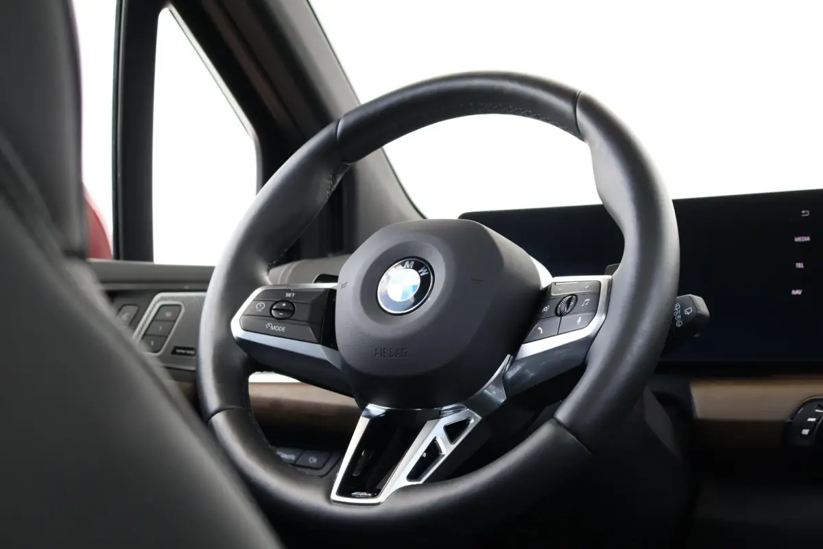 220i / M-Sport Pakket / Pano Dak / Elektr. Stoel / Stoelverwarming / Harman Kardon / Comforttoegang /