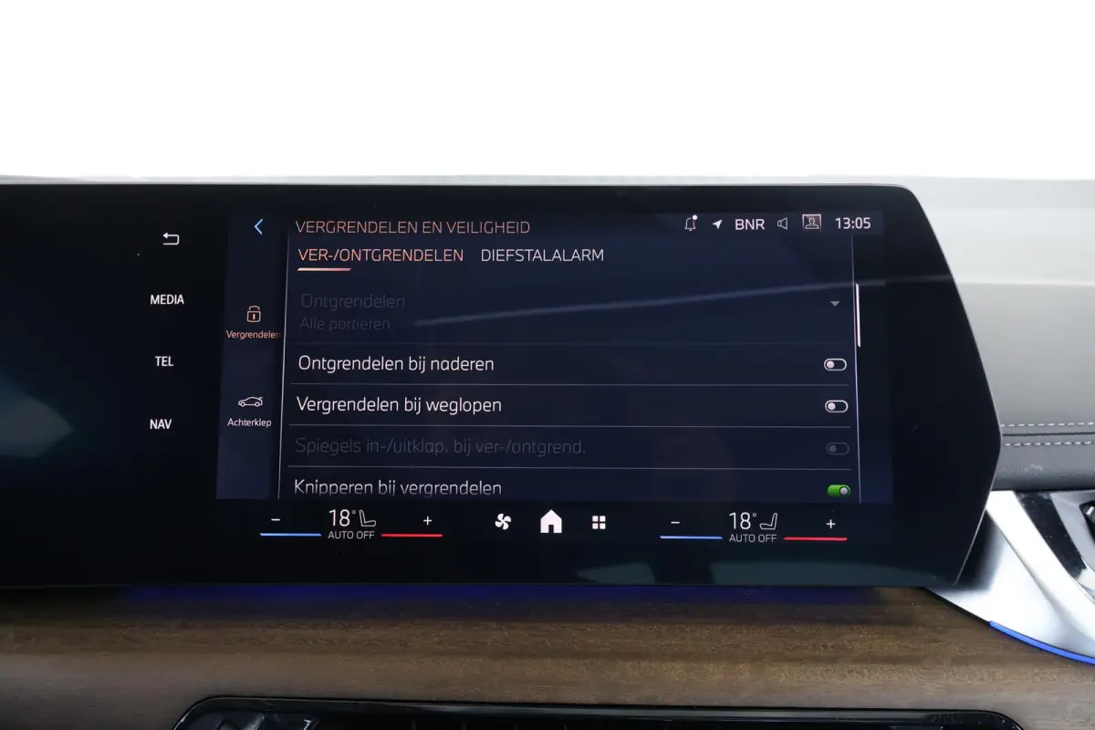 220i / M-Sport Pakket / Pano Dak / Elektr. Stoel / Stoelverwarming / Harman Kardon / Comforttoegang /