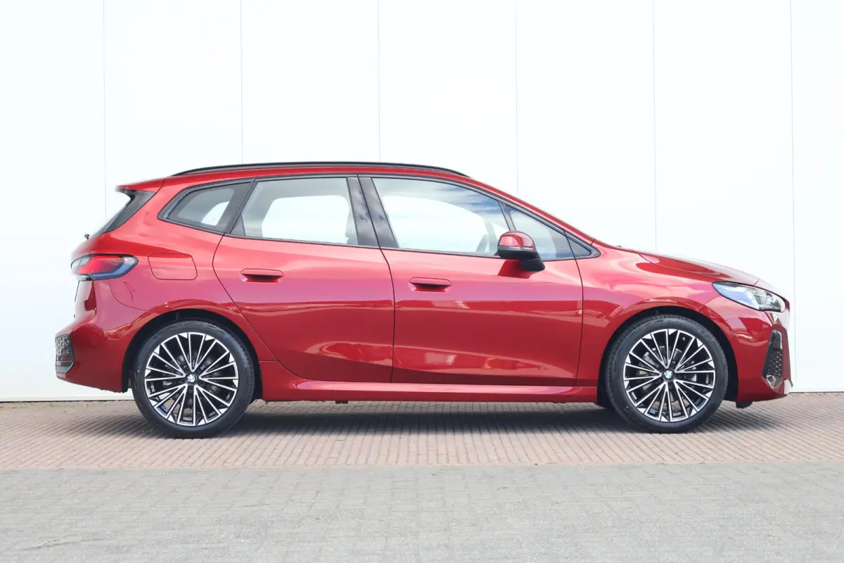 220i / M-Sport Pakket / Pano Dak / Elektr. Stoel / Stoelverwarming / Harman Kardon / Comforttoegang /