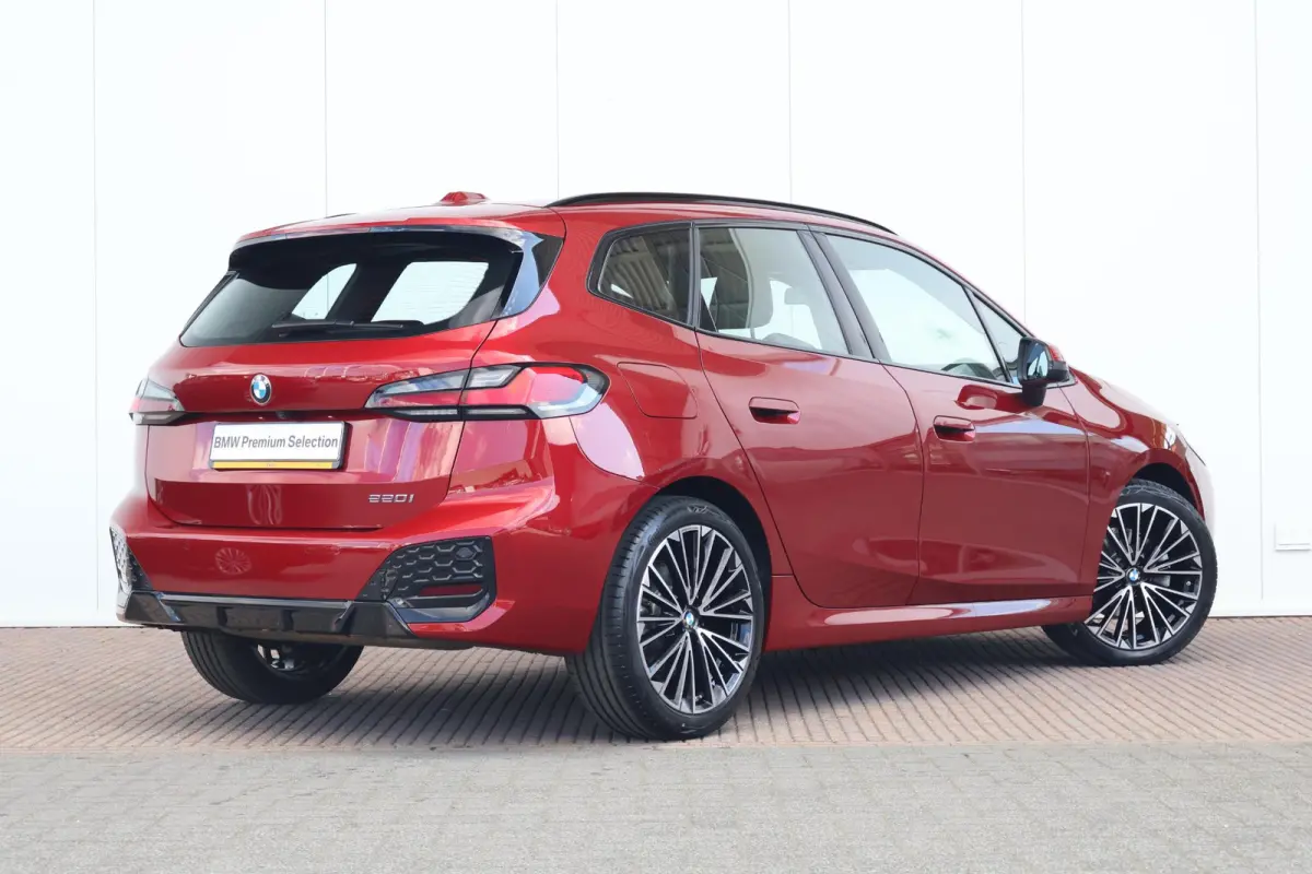 220i / M-Sport Pakket / Pano Dak / Elektr. Stoel / Stoelverwarming / Harman Kardon / Comforttoegang /