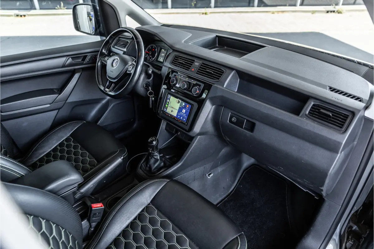 2.0 TDI 185 PK | R-Line | CarPlay | Camera | Lederen bekleding | 19’’ RS velgen | Schroefset | Sport remmen rondom | Spoiler-pakket | Nieuwe APK | Goed onderhouden