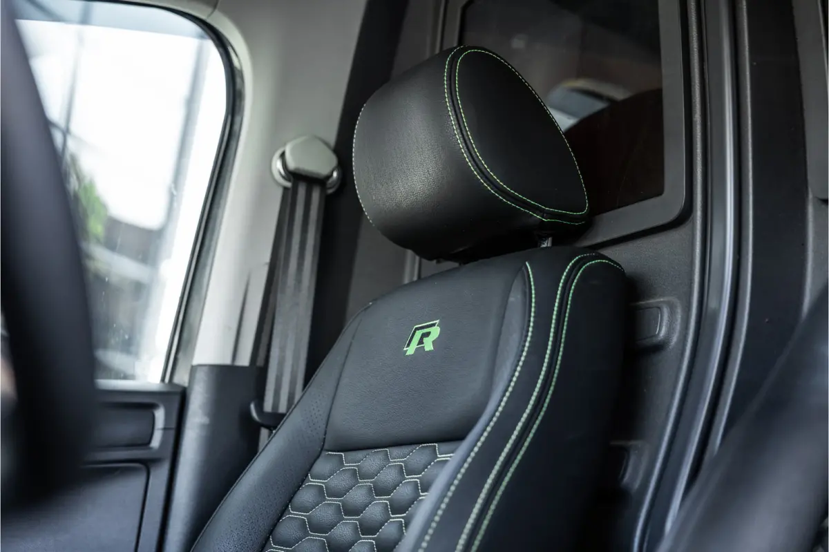 2.0 TDI 185 PK | R-Line | CarPlay | Camera | Lederen bekleding | 19’’ RS velgen | Schroefset | Sport remmen rondom | Spoiler-pakket | Nieuwe APK | Goed onderhouden