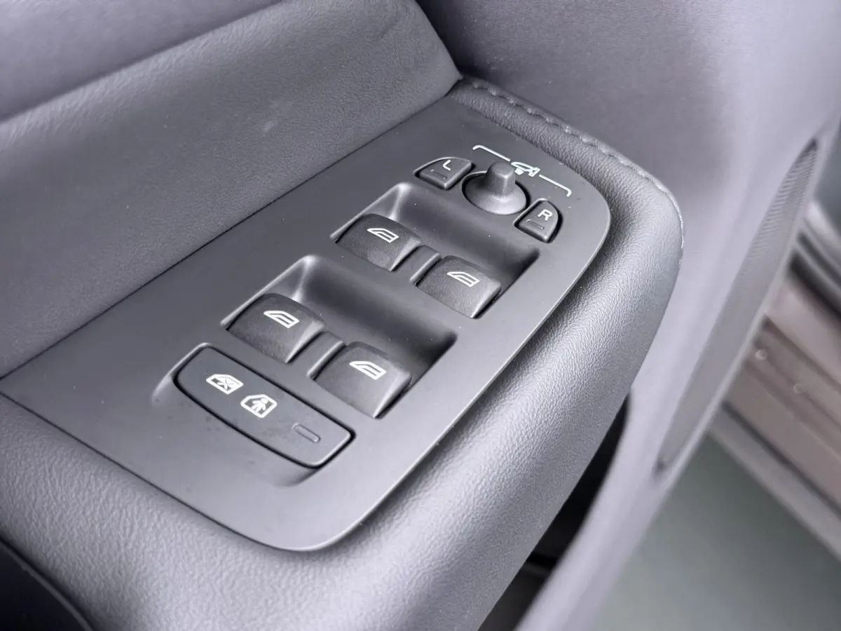 Plug-In Hybrid AWD T6 Plus Dark Recharge VAN:52.900,- VOOR:49.877,- UW HERFSTVOORDEEL:3.023,- ADAPT. CRUISE CONTROL | STUUR & STOEL VERWARMING | PANORAMA DAK | 360 GRADEN CAMERA | ELEK. STOE