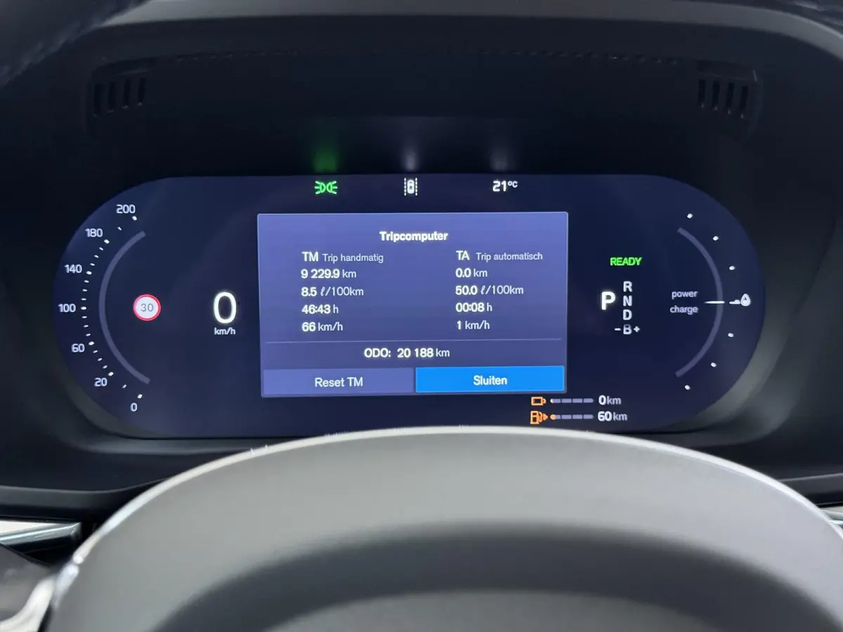 Plug-In Hybrid AWD T6 Plus Dark Recharge VAN:52.900,- VOOR:49.877,- UW HERFSTVOORDEEL:3.023,- ADAPT. CRUISE CONTROL | STUUR & STOEL VERWARMING | PANORAMA DAK | 360 GRADEN CAMERA | ELEK. STOE