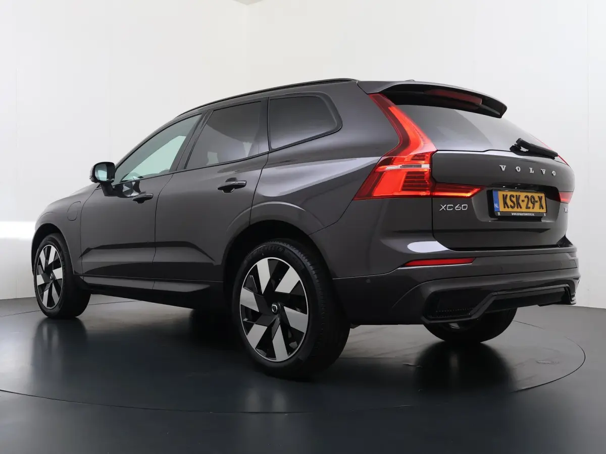 Plug-In Hybrid AWD T6 Plus Dark Recharge VAN:52.900,- VOOR:49.877,- UW HERFSTVOORDEEL:3.023,- ADAPT. CRUISE CONTROL | STUUR & STOEL VERWARMING | PANORAMA DAK | 360 GRADEN CAMERA | ELEK. STOE