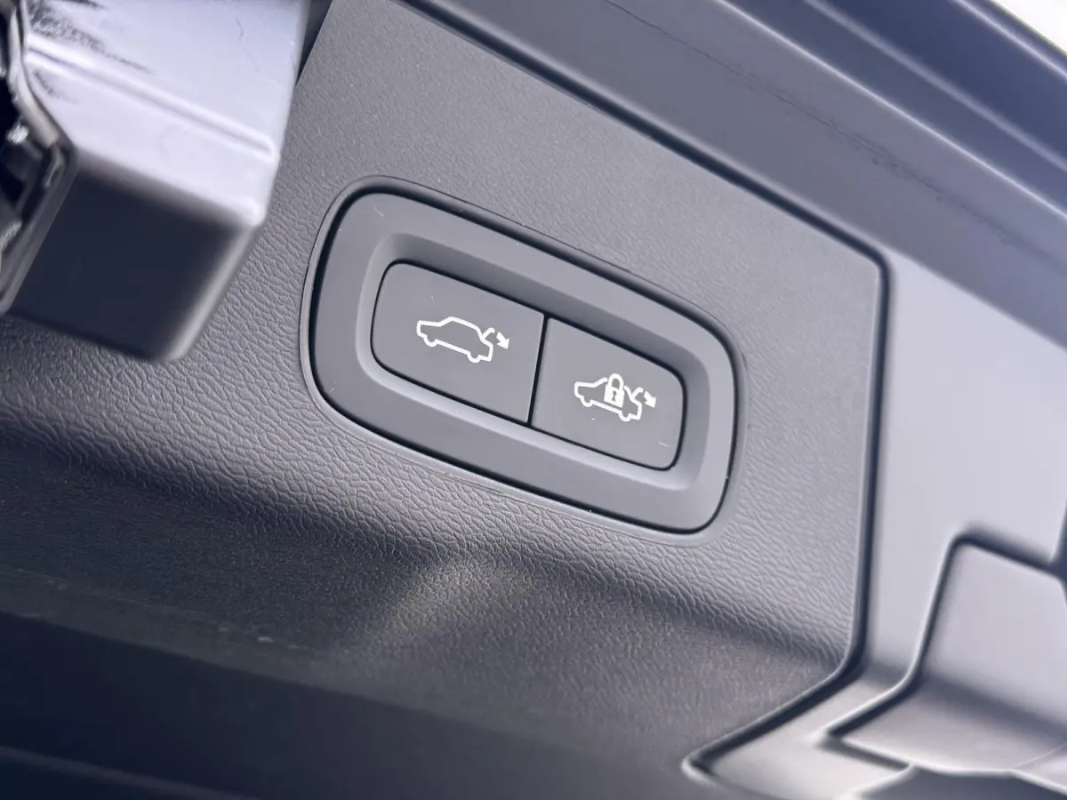 Plug-In Hybrid AWD T6 Plus Dark Recharge VAN:52.900,- VOOR:49.877,- UW HERFSTVOORDEEL:3.023,- ADAPT. CRUISE CONTROL | STUUR & STOEL VERWARMING | PANORAMA DAK | 360 GRADEN CAMERA | ELEK. STOE