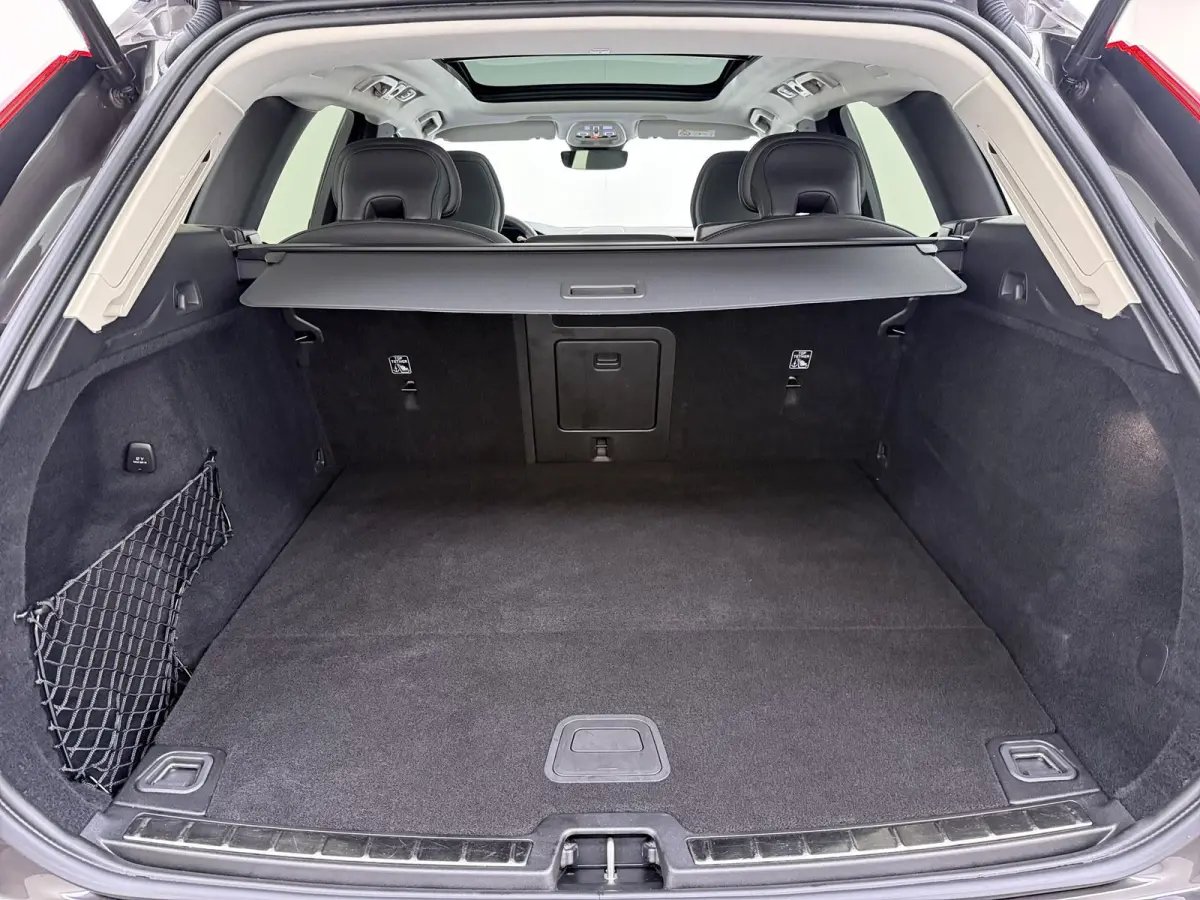 Plug-In Hybrid AWD T6 Plus Dark Recharge VAN:52.900,- VOOR:49.877,- UW HERFSTVOORDEEL:3.023,- ADAPT. CRUISE CONTROL | STUUR & STOEL VERWARMING | PANORAMA DAK | 360 GRADEN CAMERA | ELEK. STOE