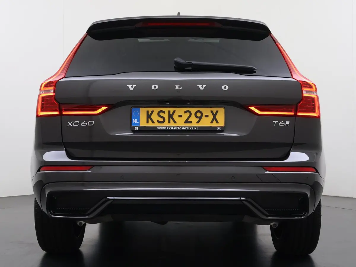 Plug-In Hybrid AWD T6 Plus Dark Recharge VAN:52.900,- VOOR:49.877,- UW HERFSTVOORDEEL:3.023,- ADAPT. CRUISE CONTROL | STUUR & STOEL VERWARMING | PANORAMA DAK | 360 GRADEN CAMERA | ELEK. STOE