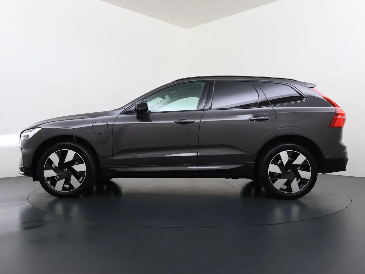 Plug-In Hybrid AWD T6 Plus Dark Recharge VAN:52.900,- VOOR:49.877,- UW HERFSTVOORDEEL:3.023,- ADAPT. CRUISE CONTROL | STUUR & STOEL VERWARMING | PANORAMA DAK | 360 GRADEN CAMERA | ELEK. STOE