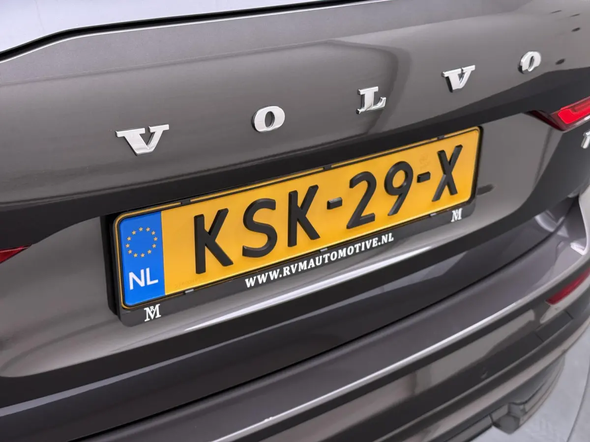 Plug-In Hybrid AWD T6 Plus Dark Recharge VAN:52.900,- VOOR:49.877,- UW HERFSTVOORDEEL:3.023,- ADAPT. CRUISE CONTROL | STUUR & STOEL VERWARMING | PANORAMA DAK | 360 GRADEN CAMERA | ELEK. STOE