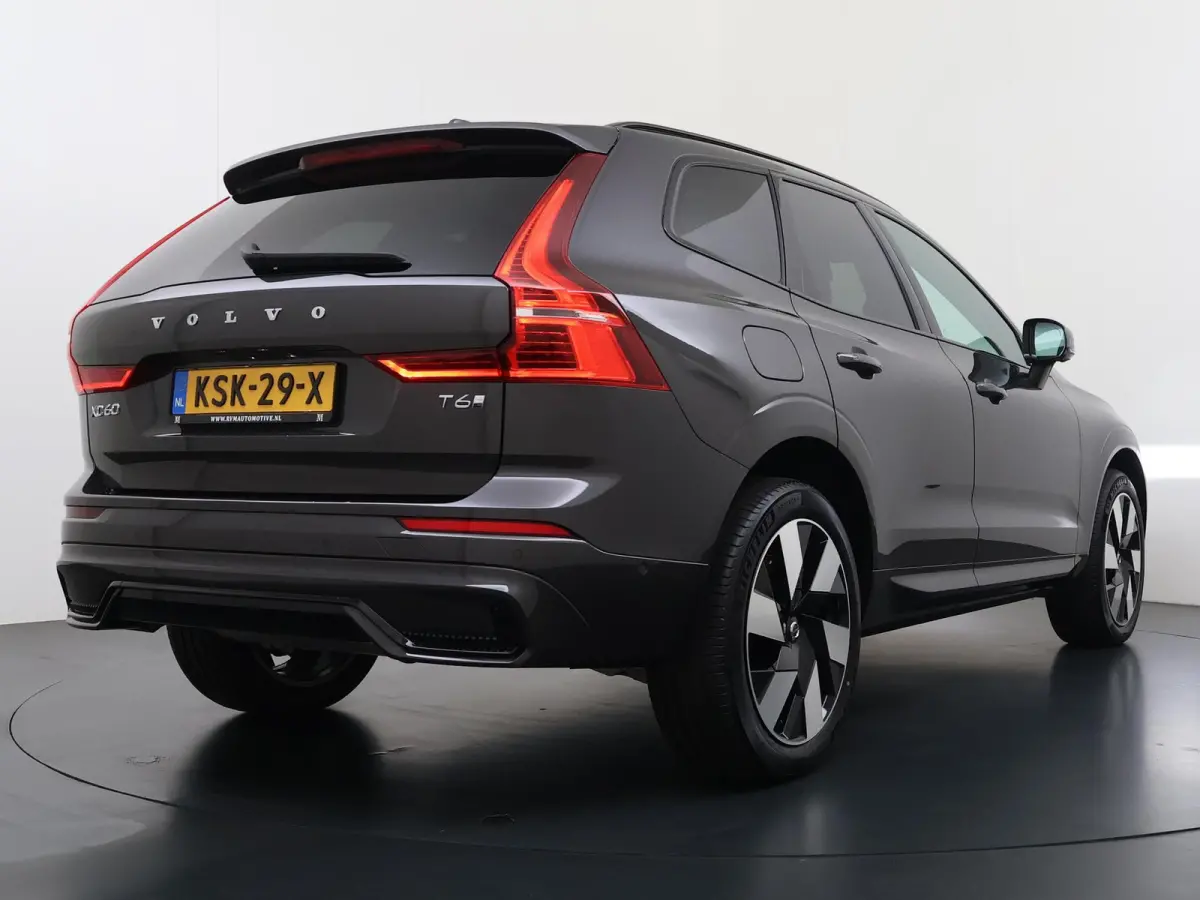 Plug-In Hybrid AWD T6 Plus Dark Recharge VAN:52.900,- VOOR:49.877,- UW HERFSTVOORDEEL:3.023,- ADAPT. CRUISE CONTROL | STUUR & STOEL VERWARMING | PANORAMA DAK | 360 GRADEN CAMERA | ELEK. STOE