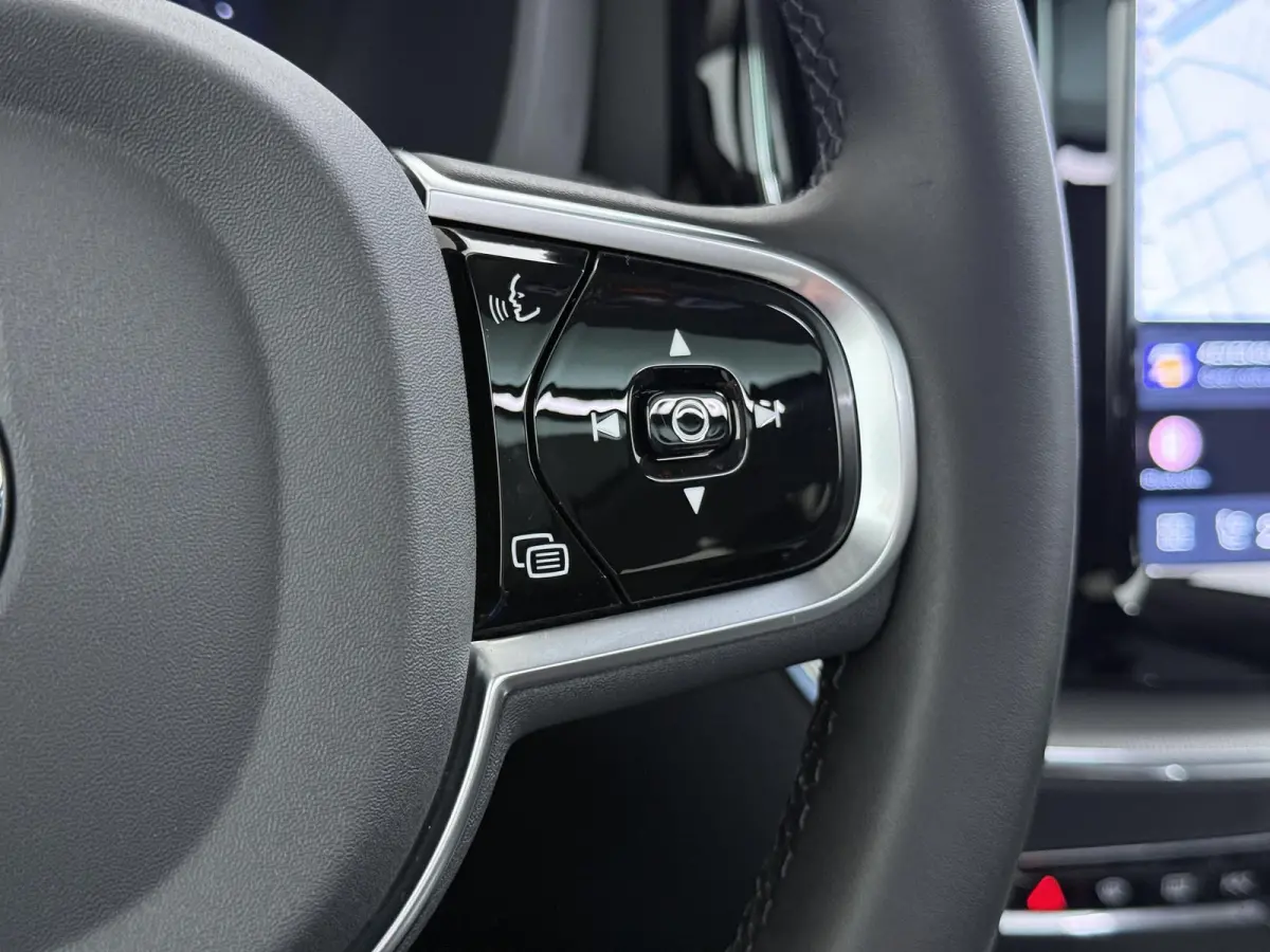 Plug-In Hybrid AWD T6 Plus Dark Recharge VAN:52.900,- VOOR:49.877,- UW HERFSTVOORDEEL:3.023,- ADAPT. CRUISE CONTROL | STUUR & STOEL VERWARMING | PANORAMA DAK | 360 GRADEN CAMERA | ELEK. STOE