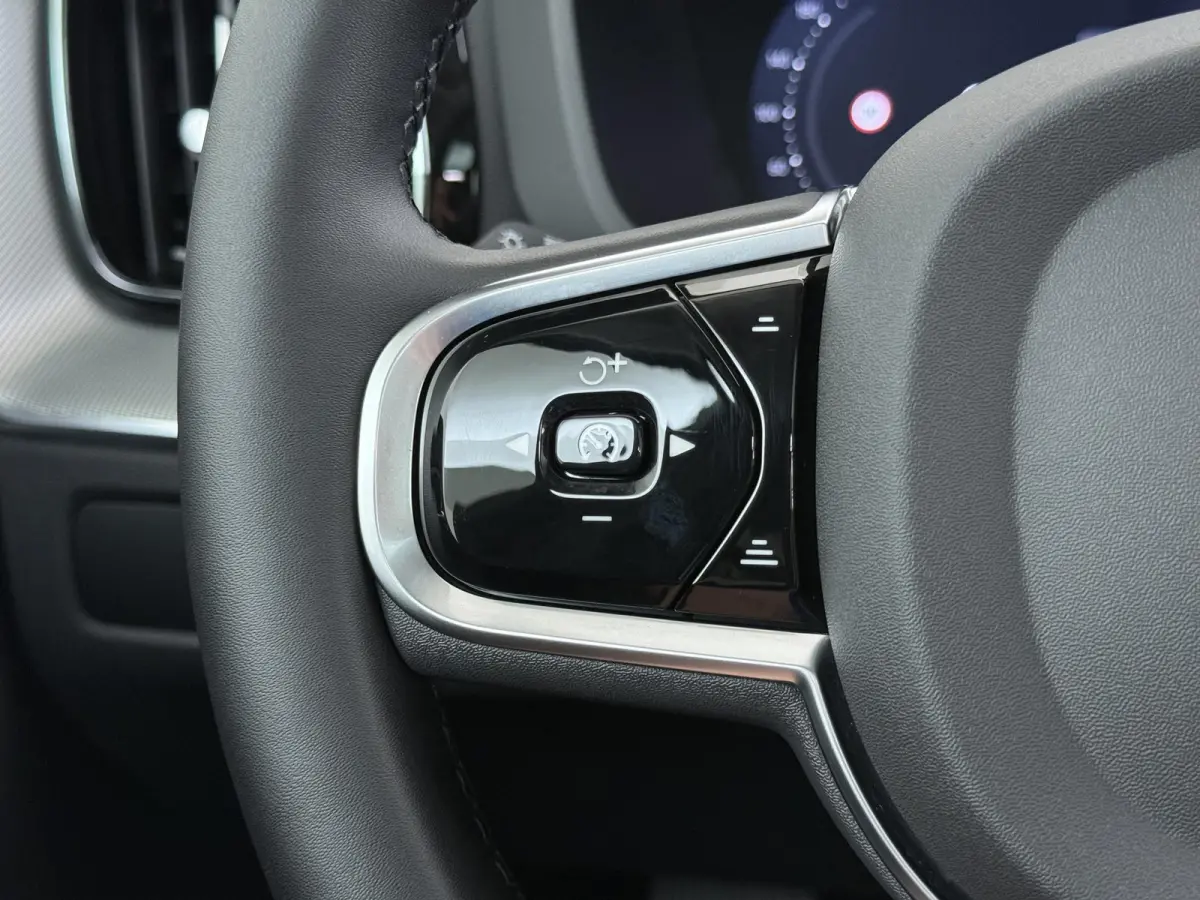 Plug-In Hybrid AWD T6 Plus Dark Recharge VAN:52.900,- VOOR:49.877,- UW HERFSTVOORDEEL:3.023,- ADAPT. CRUISE CONTROL | STUUR & STOEL VERWARMING | PANORAMA DAK | 360 GRADEN CAMERA | ELEK. STOE