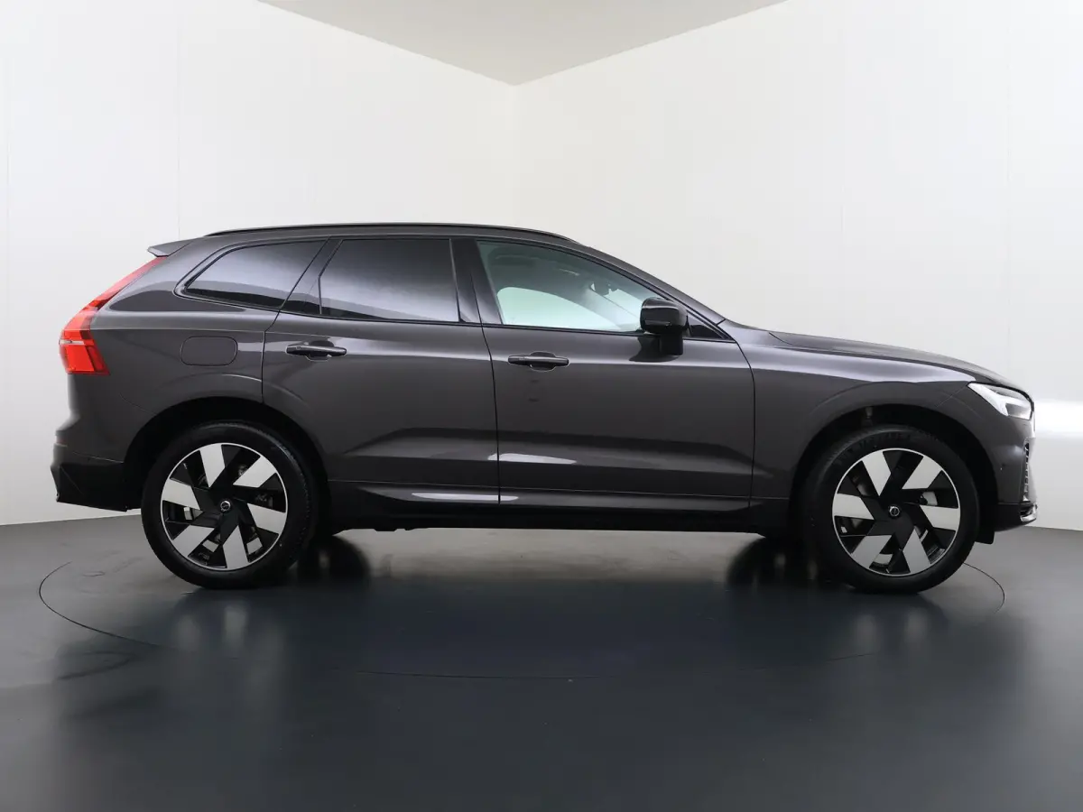 Plug-In Hybrid AWD T6 Plus Dark Recharge VAN:52.900,- VOOR:49.877,- UW HERFSTVOORDEEL:3.023,- ADAPT. CRUISE CONTROL | STUUR & STOEL VERWARMING | PANORAMA DAK | 360 GRADEN CAMERA | ELEK. STOE