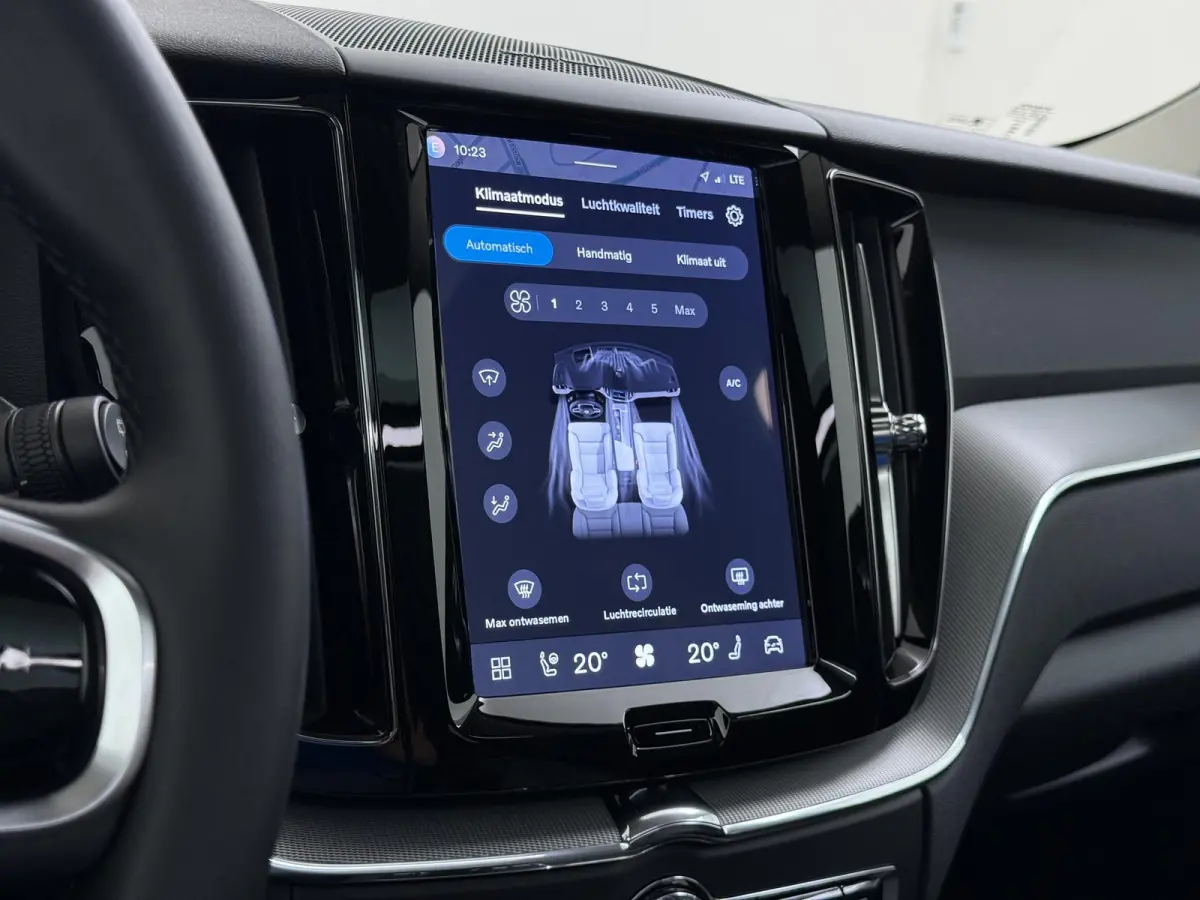Plug-In Hybrid AWD T6 Plus Dark Recharge VAN:52.900,- VOOR:49.877,- UW HERFSTVOORDEEL:3.023,- ADAPT. CRUISE CONTROL | STUUR & STOEL VERWARMING | PANORAMA DAK | 360 GRADEN CAMERA | ELEK. STOE