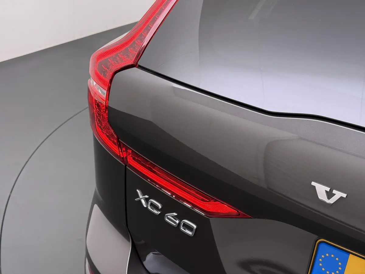 Plug-In Hybrid AWD T6 Plus Dark Recharge VAN:52.900,- VOOR:49.877,- UW HERFSTVOORDEEL:3.023,- ADAPT. CRUISE CONTROL | STUUR & STOEL VERWARMING | PANORAMA DAK | 360 GRADEN CAMERA | ELEK. STOE