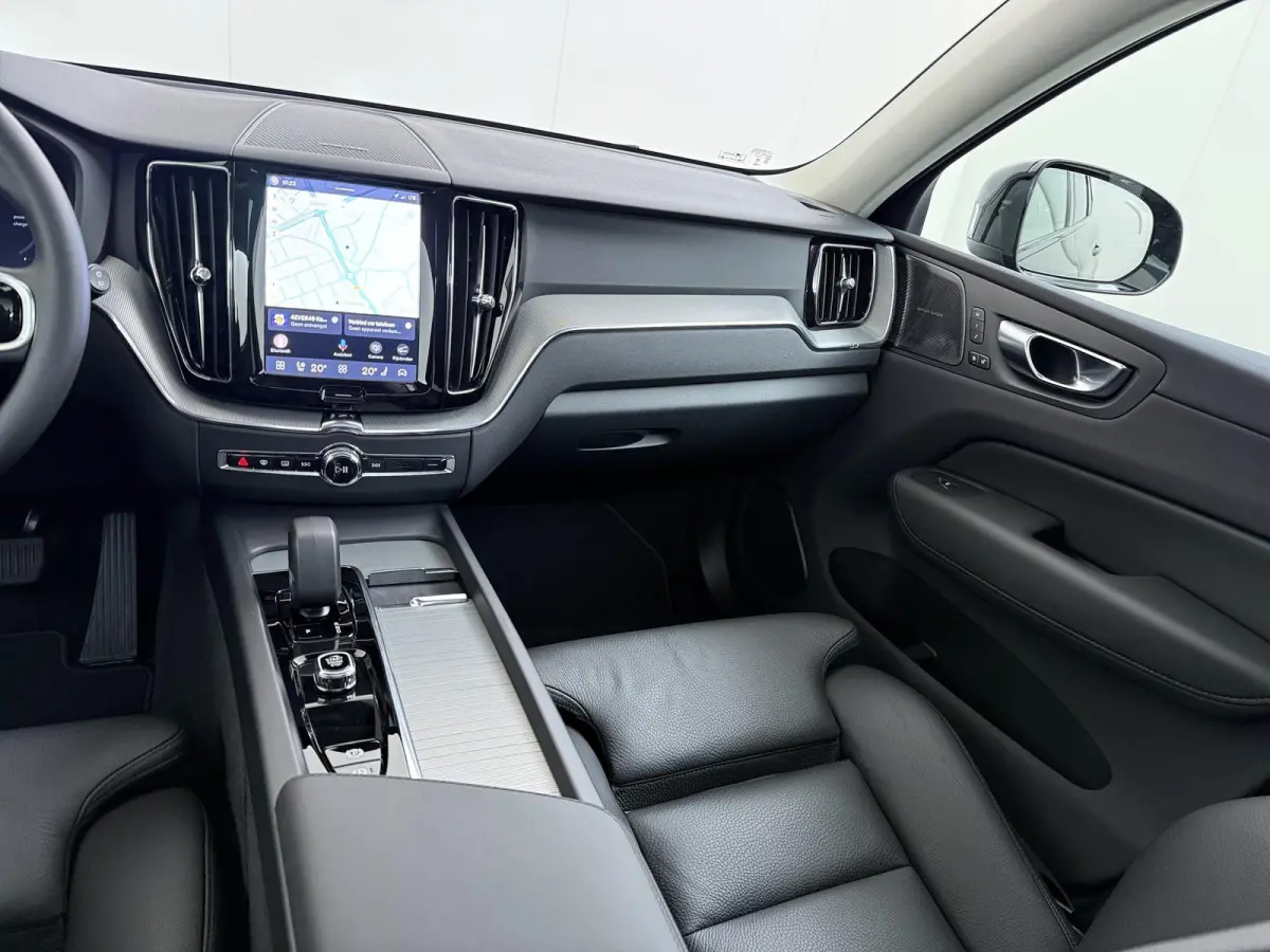 Plug-In Hybrid AWD T6 Plus Dark Recharge VAN:52.900,- VOOR:49.877,- UW HERFSTVOORDEEL:3.023,- ADAPT. CRUISE CONTROL | STUUR & STOEL VERWARMING | PANORAMA DAK | 360 GRADEN CAMERA | ELEK. STOE