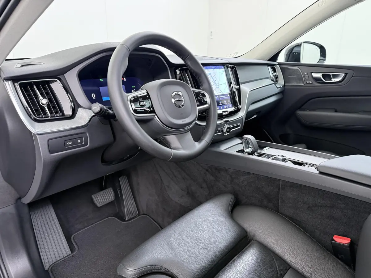 Plug-In Hybrid AWD T6 Plus Dark Recharge VAN:52.900,- VOOR:49.877,- UW HERFSTVOORDEEL:3.023,- ADAPT. CRUISE CONTROL | STUUR & STOEL VERWARMING | PANORAMA DAK | 360 GRADEN CAMERA | ELEK. STOE