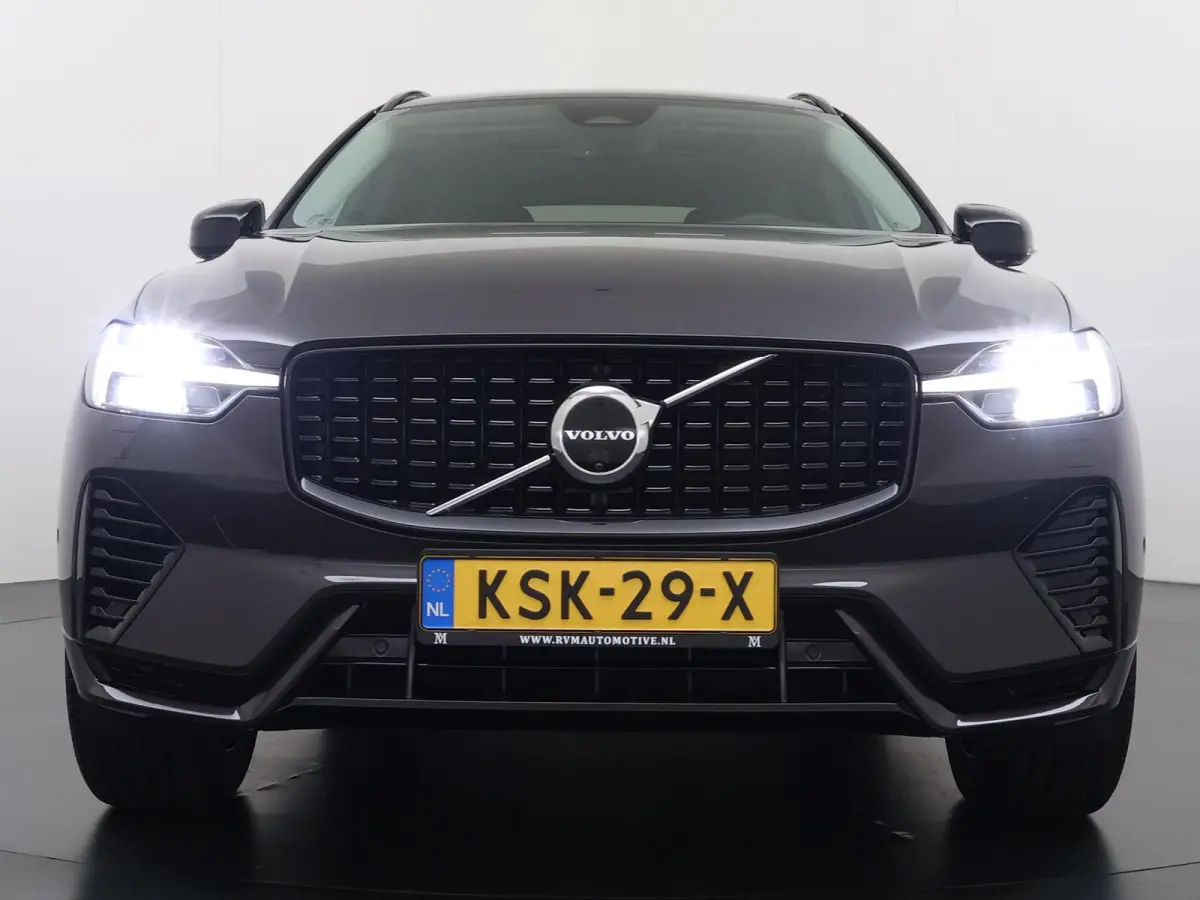 Plug-In Hybrid AWD T6 Plus Dark Recharge VAN:52.900,- VOOR:49.877,- UW HERFSTVOORDEEL:3.023,- ADAPT. CRUISE CONTROL | STUUR & STOEL VERWARMING | PANORAMA DAK | 360 GRADEN CAMERA | ELEK. STOE