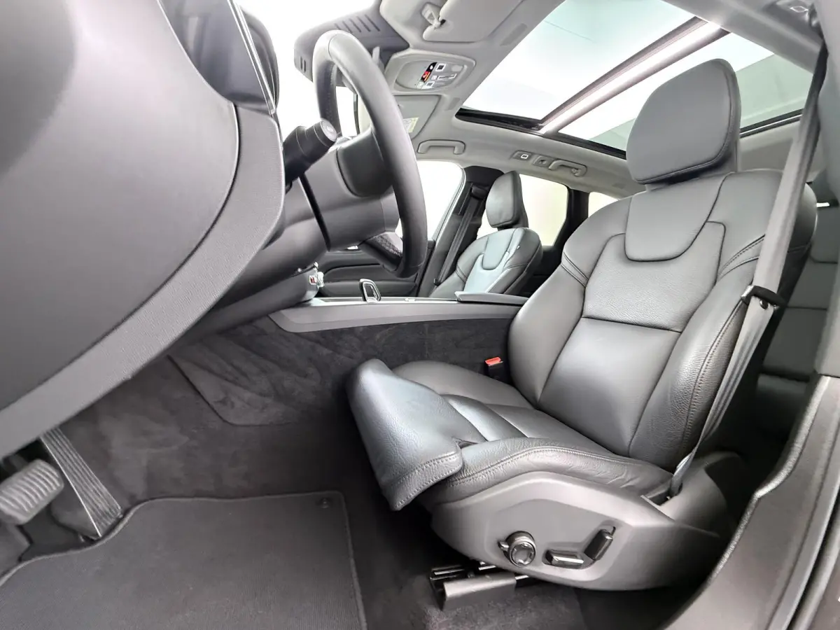 Plug-In Hybrid AWD T6 Plus Dark Recharge VAN:52.900,- VOOR:49.877,- UW HERFSTVOORDEEL:3.023,- ADAPT. CRUISE CONTROL | STUUR & STOEL VERWARMING | PANORAMA DAK | 360 GRADEN CAMERA | ELEK. STOE